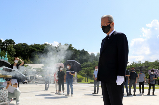 19일 김종인 전 국민의힘 비상대책위원장이 광주 북구 국립 5·18 민주묘지를 참배하고 있다. 연합뉴스.